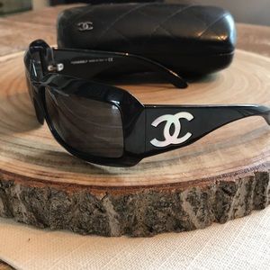 CHANEL Authentic Polarized new condition